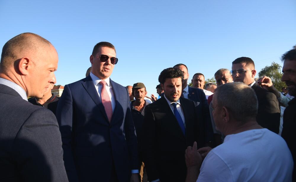 <p>Mještani zahtijevaju da se do sela na Veruši izgradi saobraćajnica, koja će ih povezati sa autoputem</p>