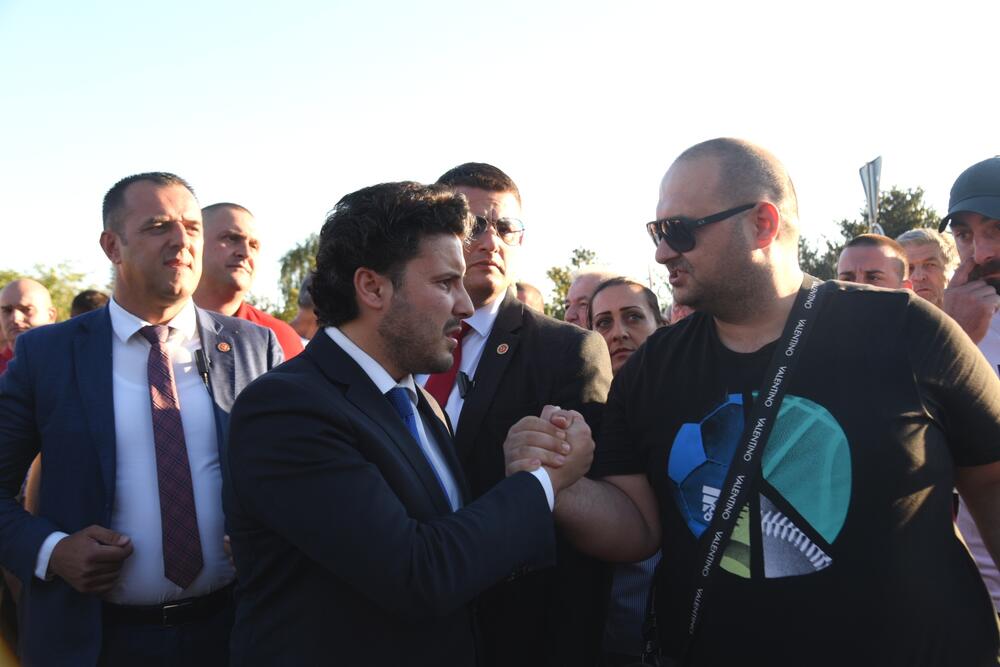 <p>Mještani zahtijevaju da se do sela na Veruši izgradi saobraćajnica, koja će ih povezati sa autoputem</p>