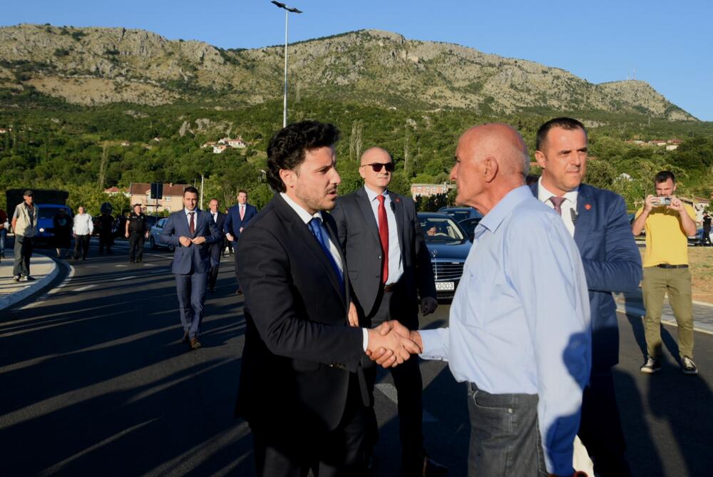 <p>Mještani zahtijevaju da se do sela na Veruši izgradi saobraćajnica, koja će ih povezati sa autoputem</p>
