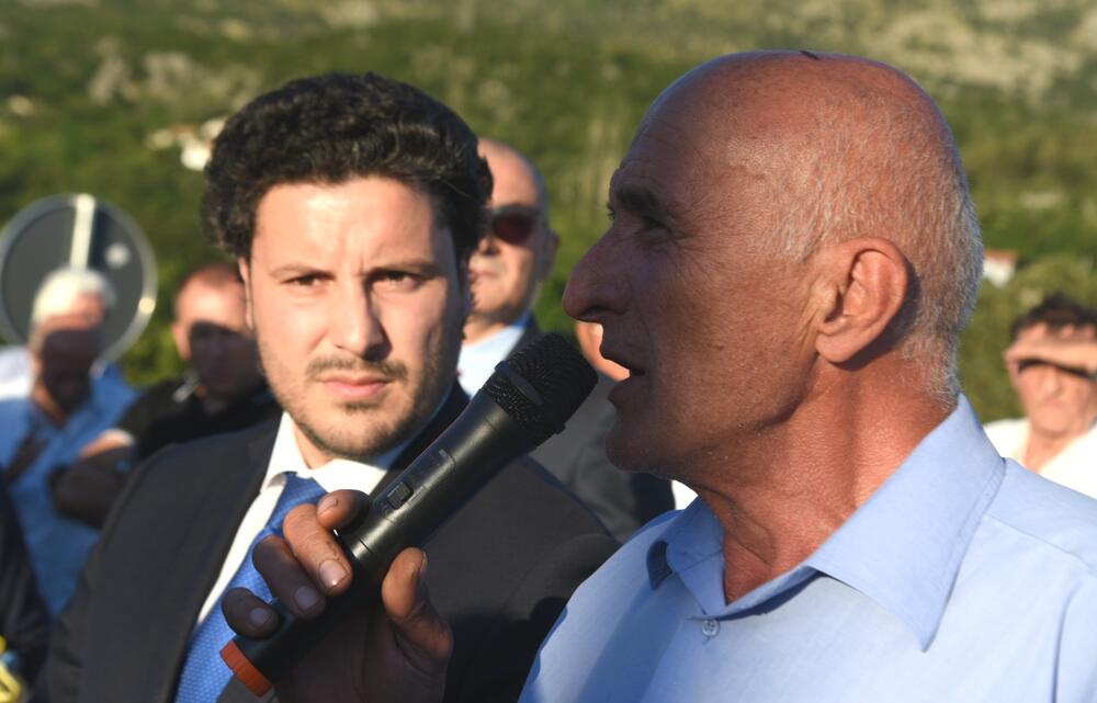 <p>Mještani zahtijevaju da se do sela na Veruši izgradi saobraćajnica, koja će ih povezati sa autoputem</p>