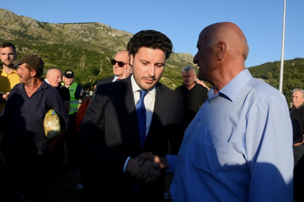 <p>Mještani zahtijevaju da se do sela na Veruši izgradi saobraćajnica, koja će ih povezati sa autoputem</p>