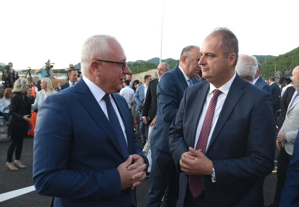 <p>Ukupna dužina prioritetne dionice je 41,5 kilometara, sa 20 mostova na glavnoj trasi, dva nadvožnjaka, osam podvožnjaka, 7,2 kilometra betonskih zidova, 16 dvocijevnih tunela</p>