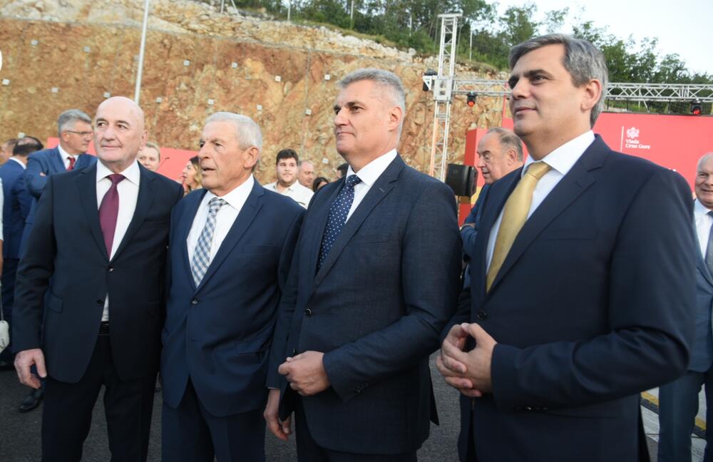 <p>Ukupna dužina prioritetne dionice je 41,5 kilometara, sa 20 mostova na glavnoj trasi, dva nadvožnjaka, osam podvožnjaka, 7,2 kilometra betonskih zidova, 16 dvocijevnih tunela</p>