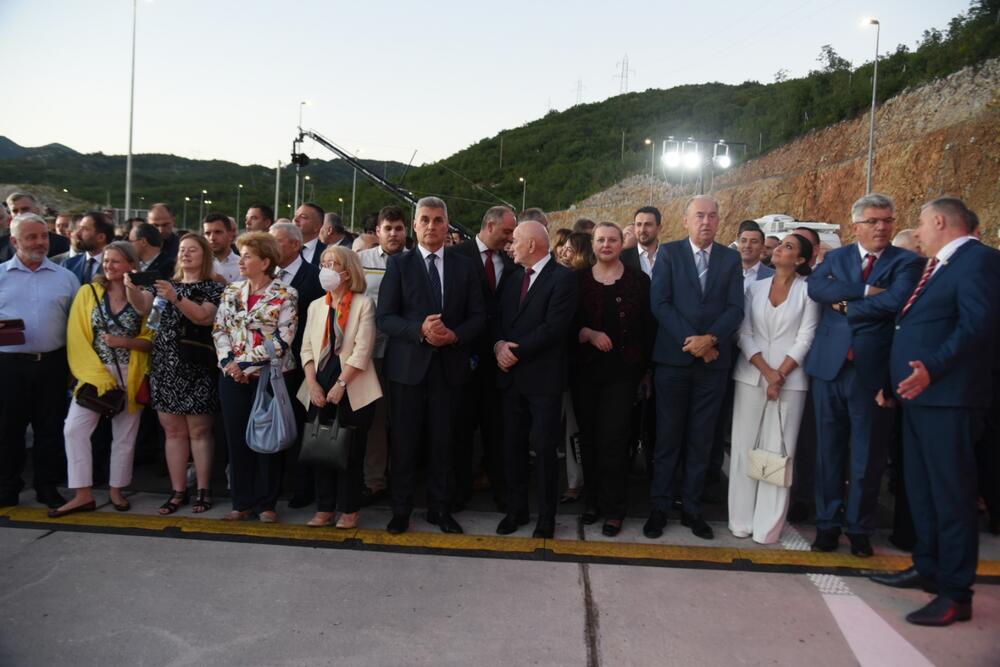 <p>Ukupna dužina prioritetne dionice je 41,5 kilometara, sa 20 mostova na glavnoj trasi, dva nadvožnjaka, osam podvožnjaka, 7,2 kilometra betonskih zidova, 16 dvocijevnih tunela</p>