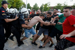 Nikšić: Sukob policije i grupe građana, privedene dvije osobe