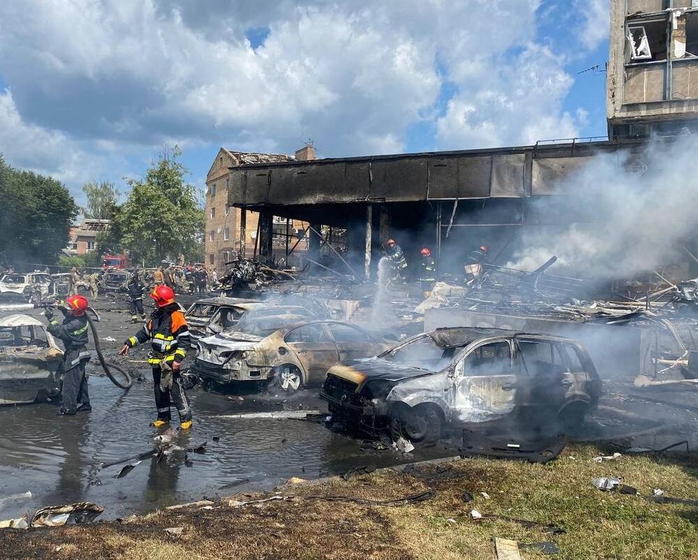 <p>"Krstareće rakete pogodile su dva gradska objekta, kuće su uništene, medicinski centar je uništen, automobili i tramvaji su bili u plamenu"</p>