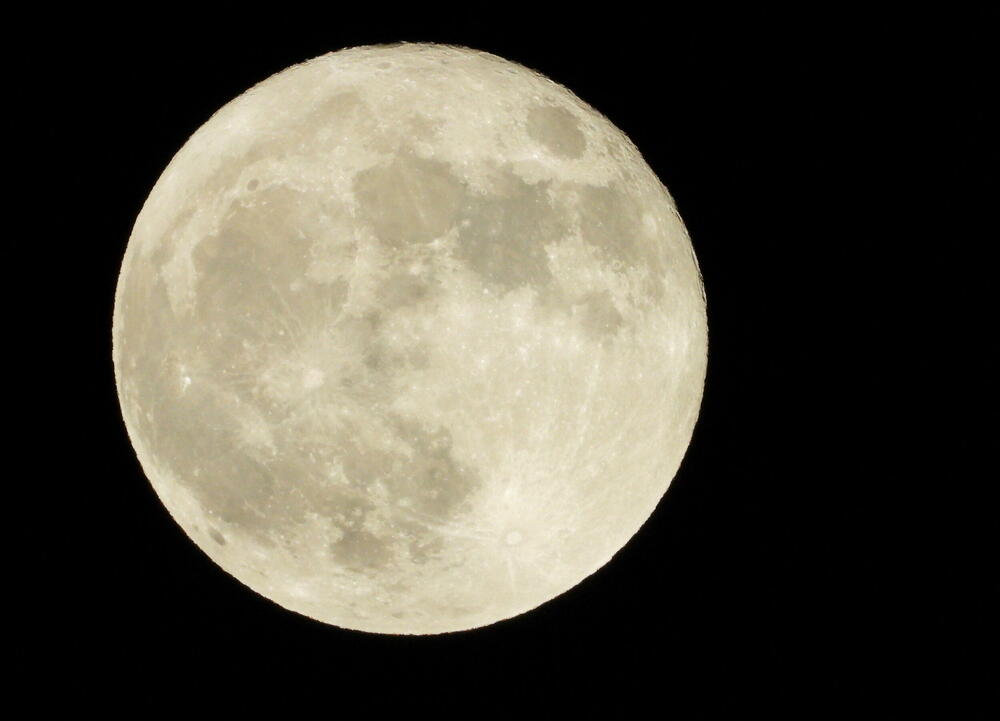 <p>Mjesec je 13. jula bio najbliži planeti Zemlji u cijeloj 2022. godini. Tom prilikom udaljenost iznosila je 357.264 kilometara.</p>