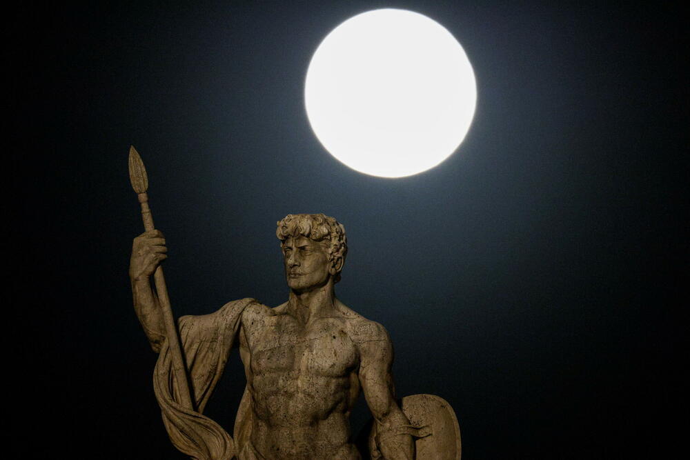 <p>Mjesec je 13. jula bio najbliži planeti Zemlji u cijeloj 2022. godini. Tom prilikom udaljenost iznosila je 357.264 kilometara.</p>