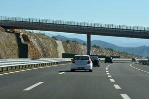 AMSCG: Putevi suvi, mjestimično smanjena vidljivost