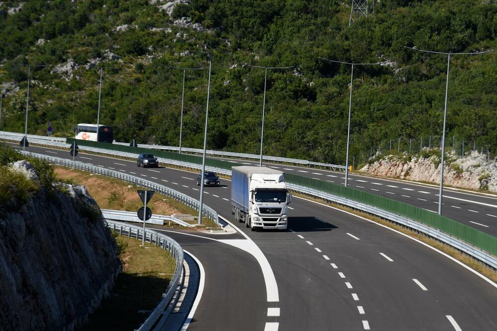 Auto-put, Foto: Boris Pejović