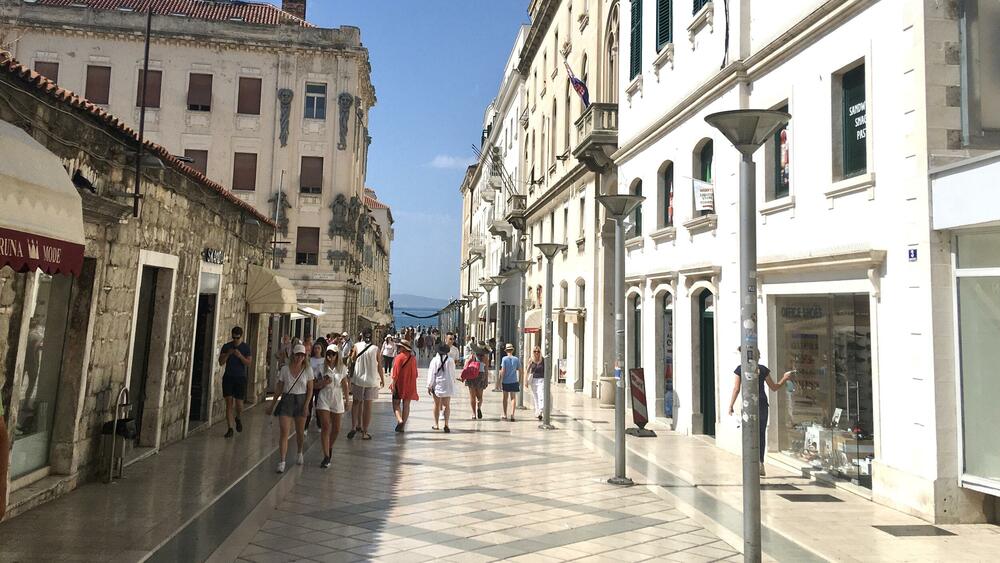 <p>Kratke posjete lijepim gradovima pretvaraju ih u šećerne razglednice. Što duže negdje boravite to će vam manje zabluda ostati. Ali kada posle nekoliko nedjelja dođe vrijeme rastanka, ponijećete iz grada tugu, kao u pjesmama</p>