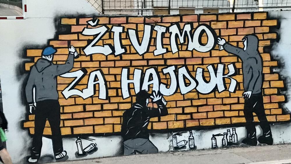 <p>Kratke posjete lijepim gradovima pretvaraju ih u šećerne razglednice. Što duže negdje boravite to će vam manje zabluda ostati. Ali kada posle nekoliko nedjelja dođe vrijeme rastanka, ponijećete iz grada tugu, kao u pjesmama</p>