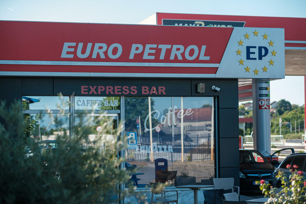 <p>Euro Petrol benzinska stanica u Danilovgradu, kod kružnog toka, je u okviru procesa modernizacije svoje maloprodajne mreže, rekonstruisana u skladu sa strogim ekološkim i tehničkim standardima.</p>