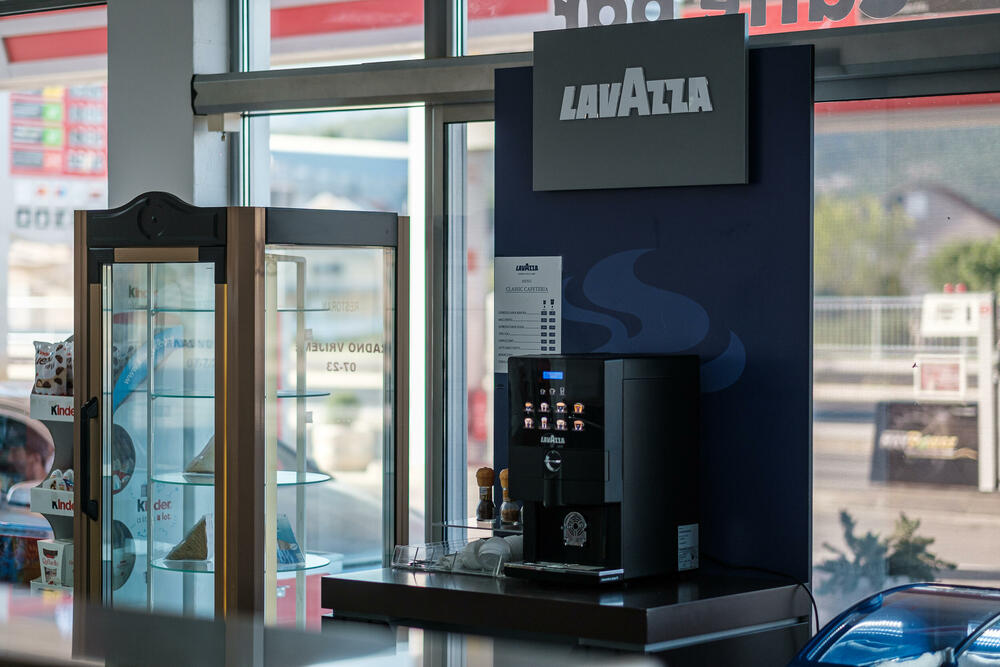 <p>Euro Petrol benzinska stanica u Danilovgradu, kod kružnog toka, je u okviru procesa modernizacije svoje maloprodajne mreže, rekonstruisana u skladu sa strogim ekološkim i tehničkim standardima.</p>