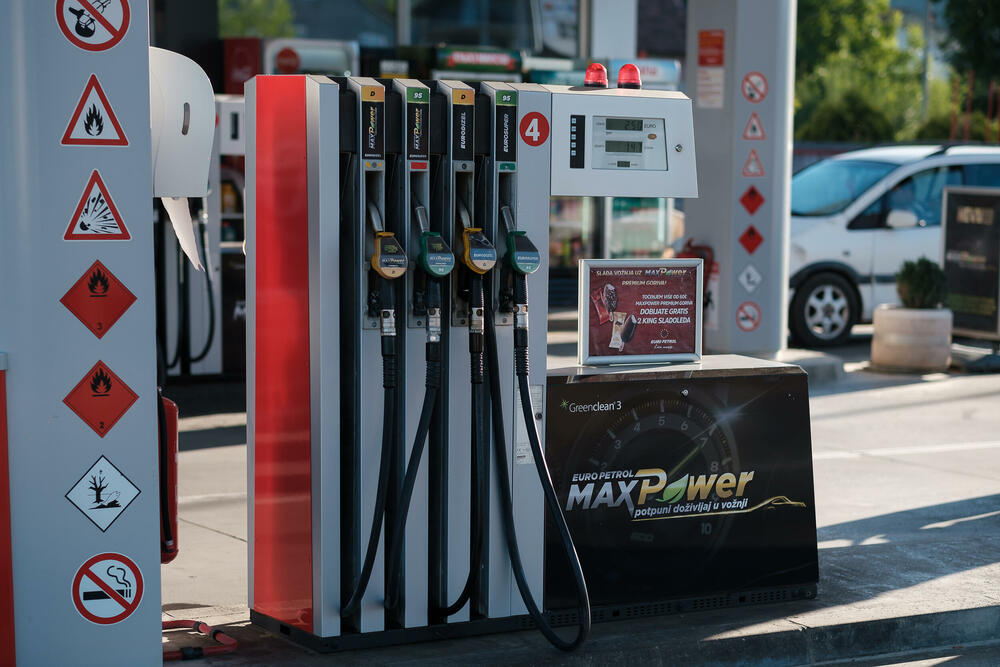 <p>Euro Petrol benzinska stanica u Danilovgradu, kod kružnog toka, je u okviru procesa modernizacije svoje maloprodajne mreže, rekonstruisana u skladu sa strogim ekološkim i tehničkim standardima.</p>