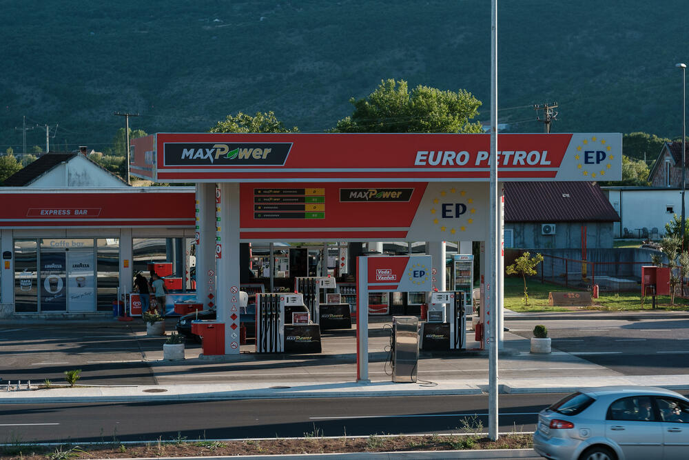 <p>Euro Petrol benzinska stanica u Danilovgradu, kod kružnog toka, je u okviru procesa modernizacije svoje maloprodajne mreže, rekonstruisana u skladu sa strogim ekološkim i tehničkim standardima.</p>