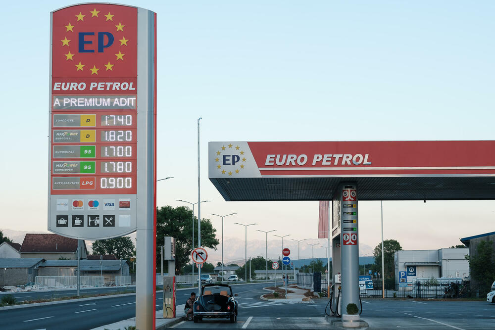 <p>Euro Petrol benzinska stanica u Danilovgradu, kod kružnog toka, je u okviru procesa modernizacije svoje maloprodajne mreže, rekonstruisana u skladu sa strogim ekološkim i tehničkim standardima.</p>