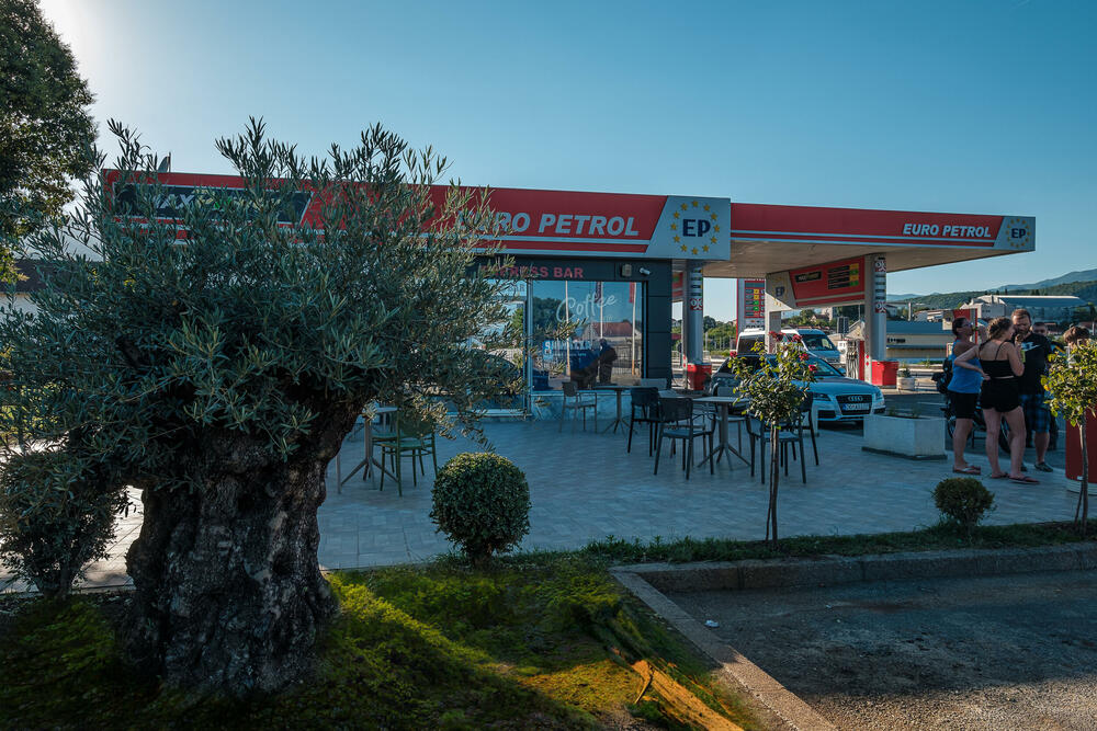 <p>Euro Petrol benzinska stanica u Danilovgradu, kod kružnog toka, je u okviru procesa modernizacije svoje maloprodajne mreže, rekonstruisana u skladu sa strogim ekološkim i tehničkim standardima.</p>