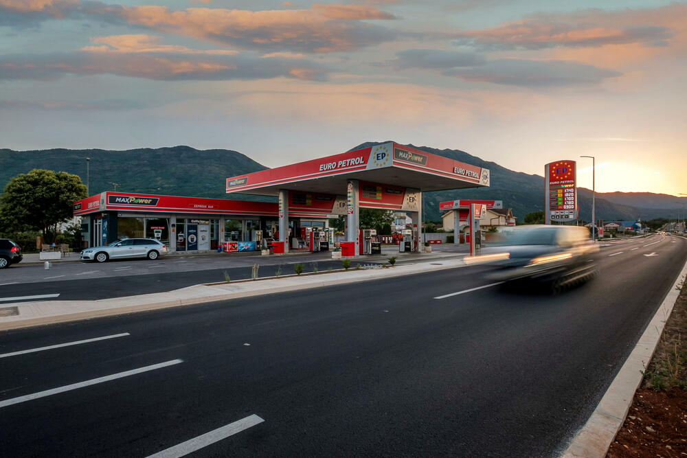 <p>Euro Petrol benzinska stanica u Danilovgradu, kod kružnog toka, je u okviru procesa modernizacije svoje maloprodajne mreže, rekonstruisana u skladu sa strogim ekološkim i tehničkim standardima.</p>