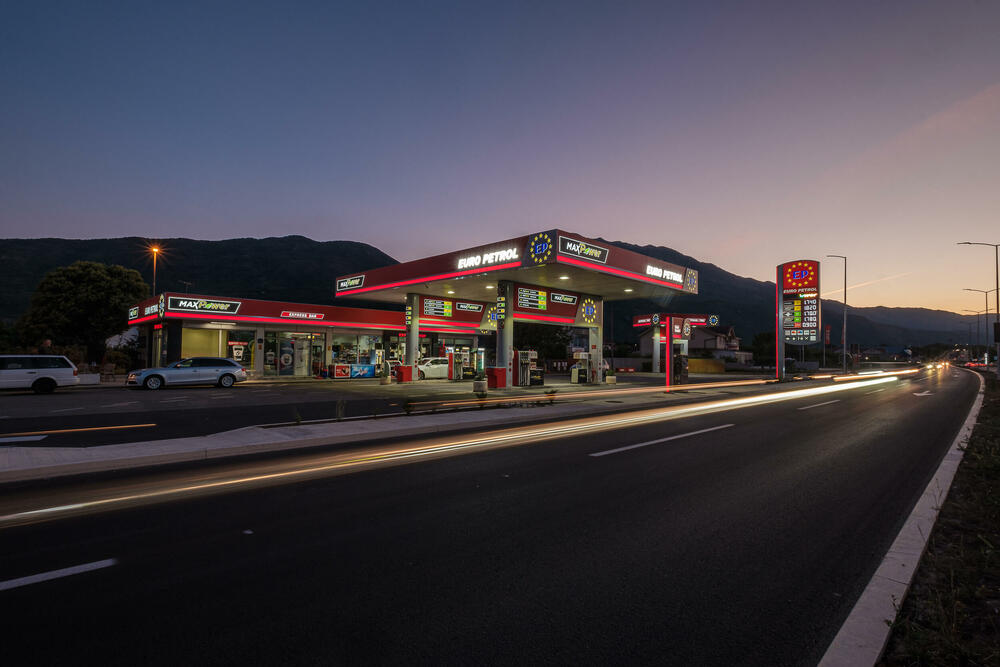 <p>Euro Petrol benzinska stanica u Danilovgradu, kod kružnog toka, je u okviru procesa modernizacije svoje maloprodajne mreže, rekonstruisana u skladu sa strogim ekološkim i tehničkim standardima.</p>