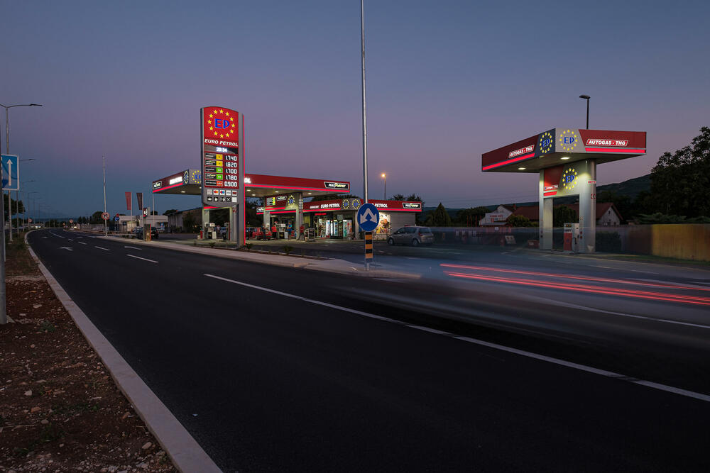 <p>Euro Petrol benzinska stanica u Danilovgradu, kod kružnog toka, je u okviru procesa modernizacije svoje maloprodajne mreže, rekonstruisana u skladu sa strogim ekološkim i tehničkim standardima.</p>