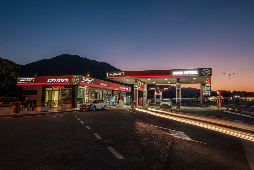 <p>Euro Petrol benzinska stanica u Danilovgradu, kod kružnog toka, je u okviru procesa modernizacije svoje maloprodajne mreže, rekonstruisana u skladu sa strogim ekološkim i tehničkim standardima.</p>
