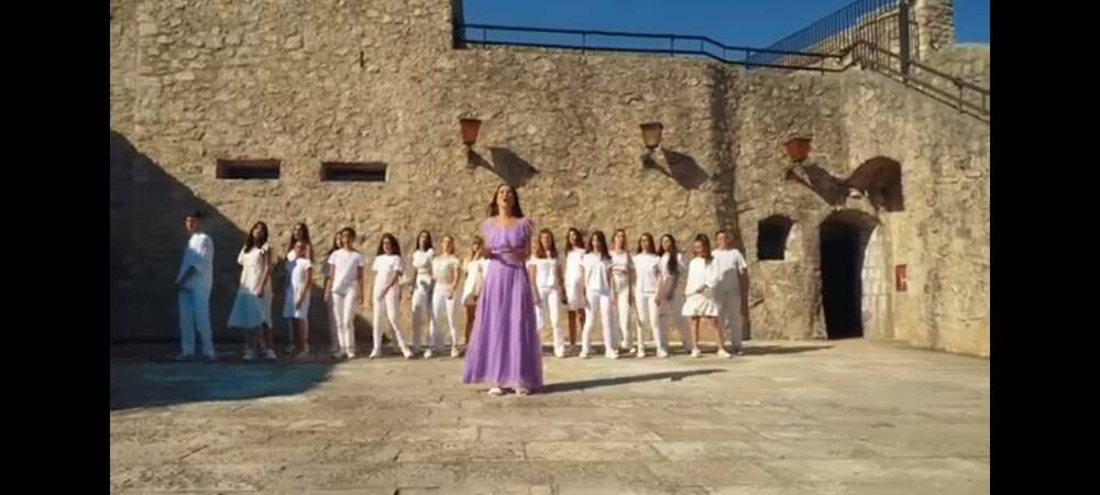 Dobila podršku i od učenika kojima se dopao njen prethodni singl: Detalj iz spota