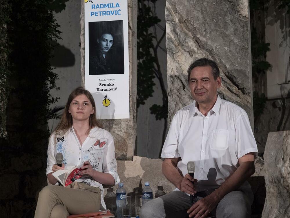 <p>“Kada sam imala 16 godina moje sestre su otišle na fakultet i ja sam ostala sama na selu, roditelji su radili i to je bio trenutak kada sam imala vrijeme i neophodnu tugu za bavljenje poezijom”</p>