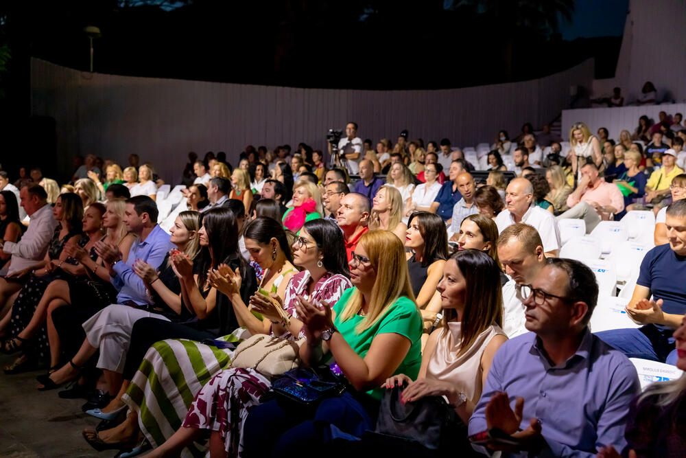 <p>Program Barskog ljetopisa nastavlja se večeras, a u Zavičajnom muzeju Bara, sa početkom u 21 čas, izložbom Mila Milunovića otvara se likovni segment i prva od pet izložbi ovogodišnjeg Ljetopisa</p>