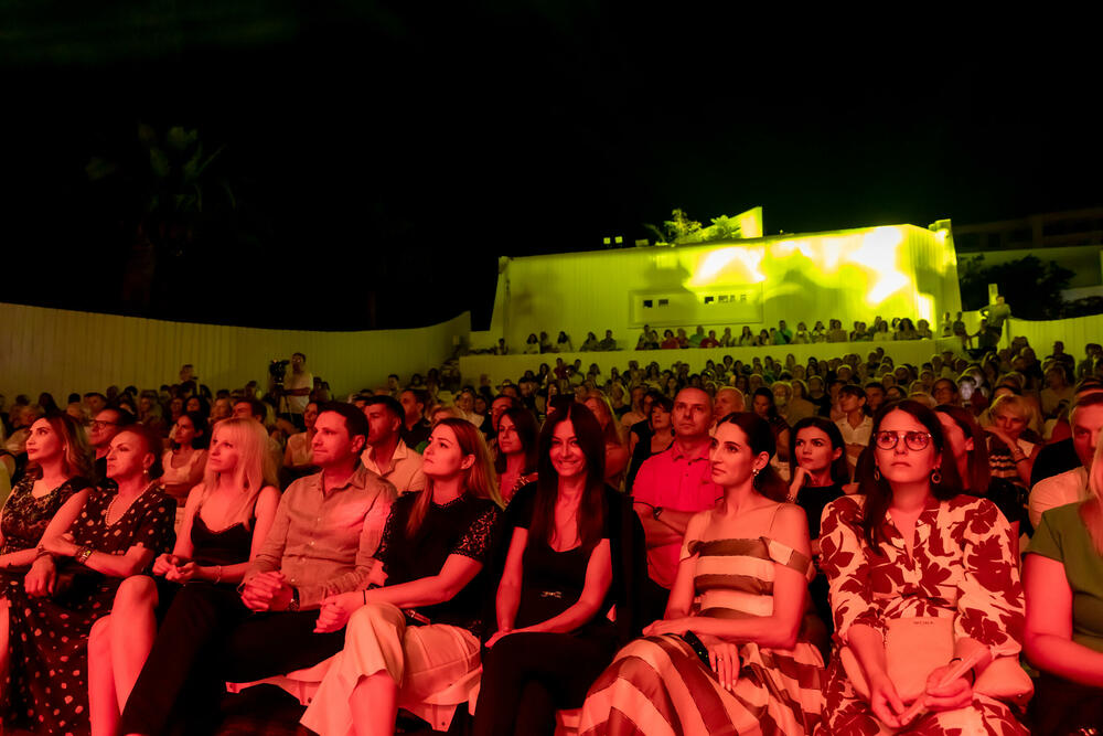 <p>Program Barskog ljetopisa nastavlja se večeras, a u Zavičajnom muzeju Bara, sa početkom u 21 čas, izložbom Mila Milunovića otvara se likovni segment i prva od pet izložbi ovogodišnjeg Ljetopisa</p>