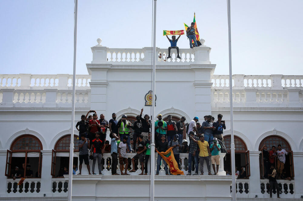 Demonstranti slave nakon ulaska u zgradu vlade u Kolombu, Foto: Reuters