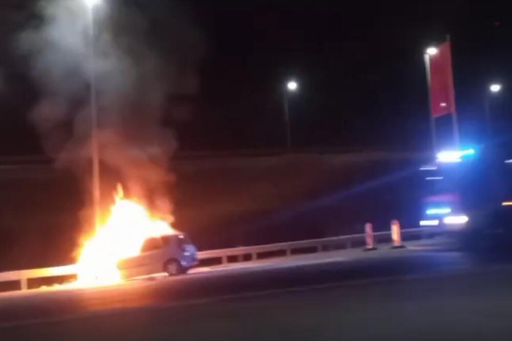 Jedan od automobila koji je planuo na auto-putu, Foto: Screenshot