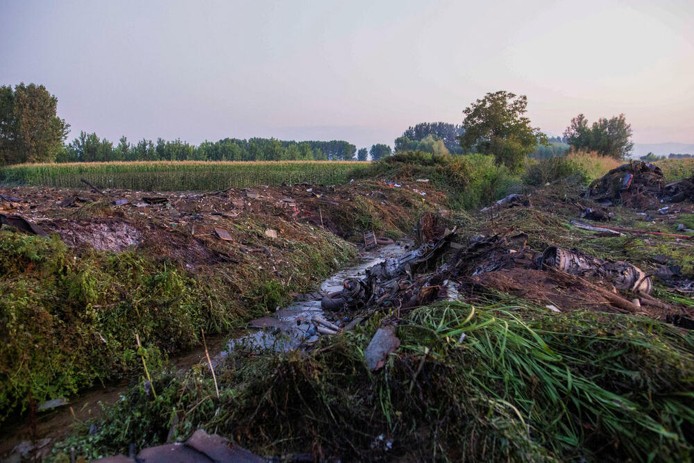<p>Izvještaji navode da je pilot uspio da obavjesti vlasti o problemu u jednom od motora aviona i dobio je odgovor da sleti na aerodrome u Solunu ili Kavali. Nakon što se odlučio za Kavalu, avion se srušio oko 40 kilometara zapadno od tog aerodroma, saopštila je grčka uprava za civilno vazduhoplovstvo</p>