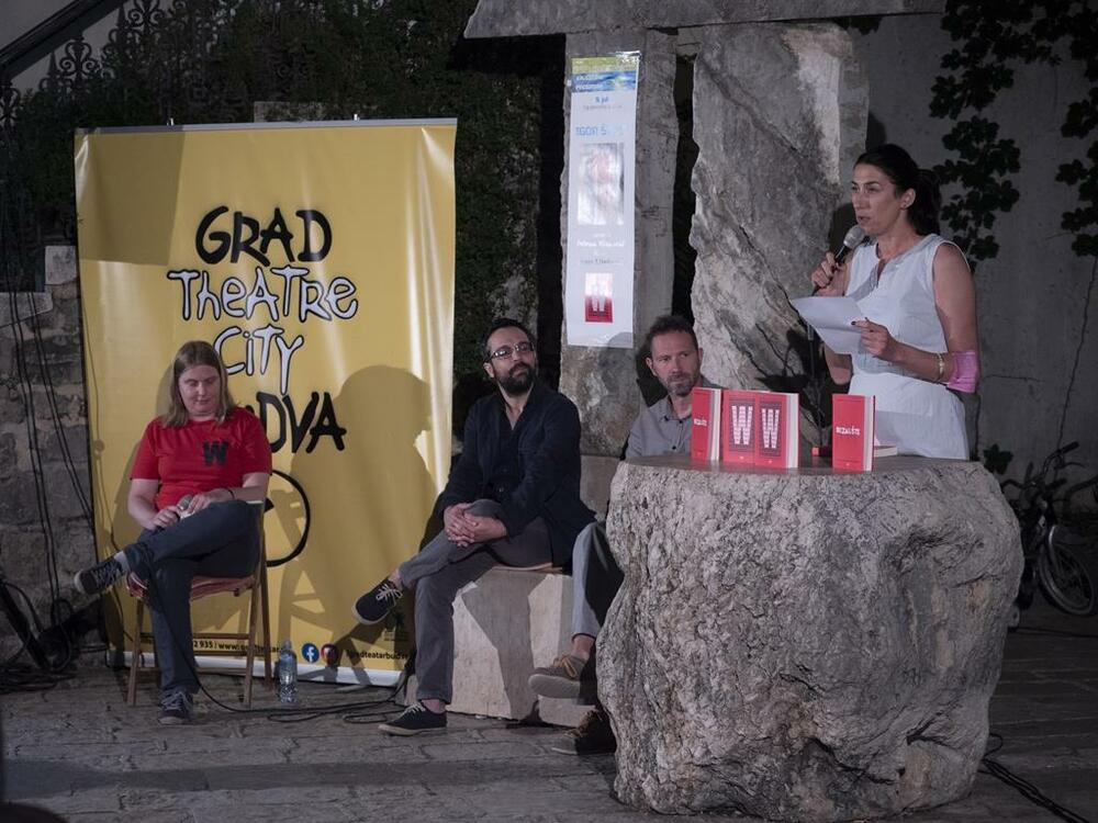 Sa večeri na Trgu pjesnika