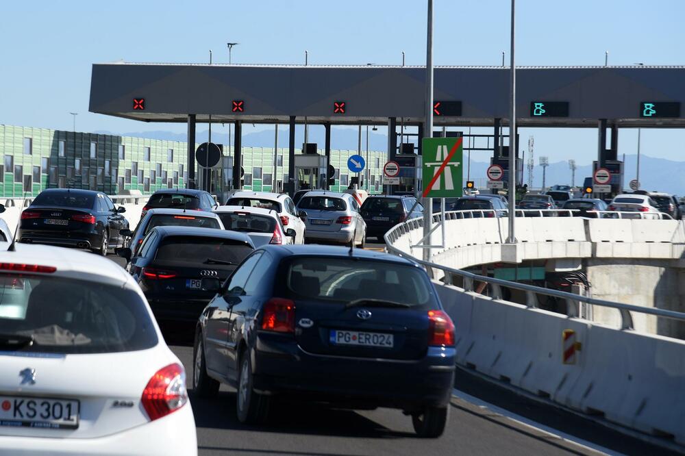 Gužve na auto-putu prvog dana: Naplatna rampa Smokovac, Foto: BORIS PEJOVIC