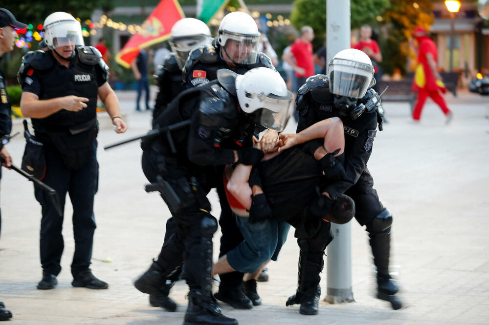 U sukobu građana i policije 17 povrijeđenih, Foto: Reuters/Stevo Vasiljević