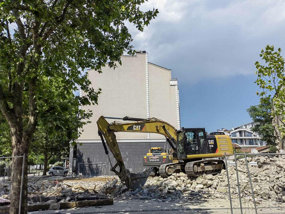 <p>"Coinis" je investitor petospratnice na uglu Bokeške ulice i Bulevara Stanka Dragojevića</p>