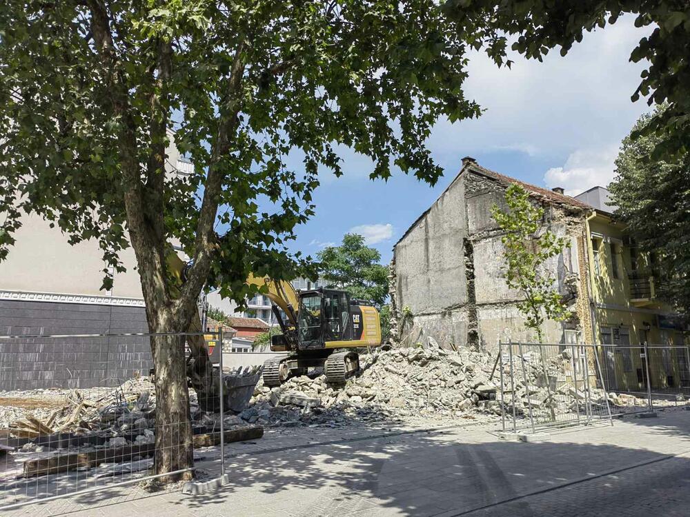 <p>"Coinis" je investitor petospratnice na uglu Bokeške ulice i Bulevara Stanka Dragojevića</p>