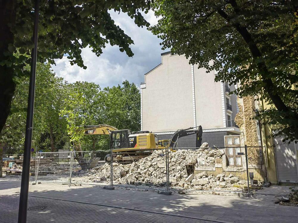 <p>"Coinis" je investitor petospratnice na uglu Bokeške ulice i Bulevara Stanka Dragojevića</p>