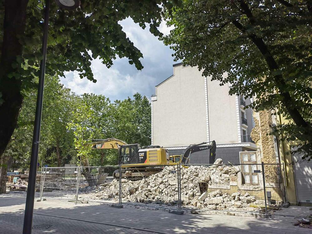 <p>"Coinis" je investitor petospratnice na uglu Bokeške ulice i Bulevara Stanka Dragojevića</p>