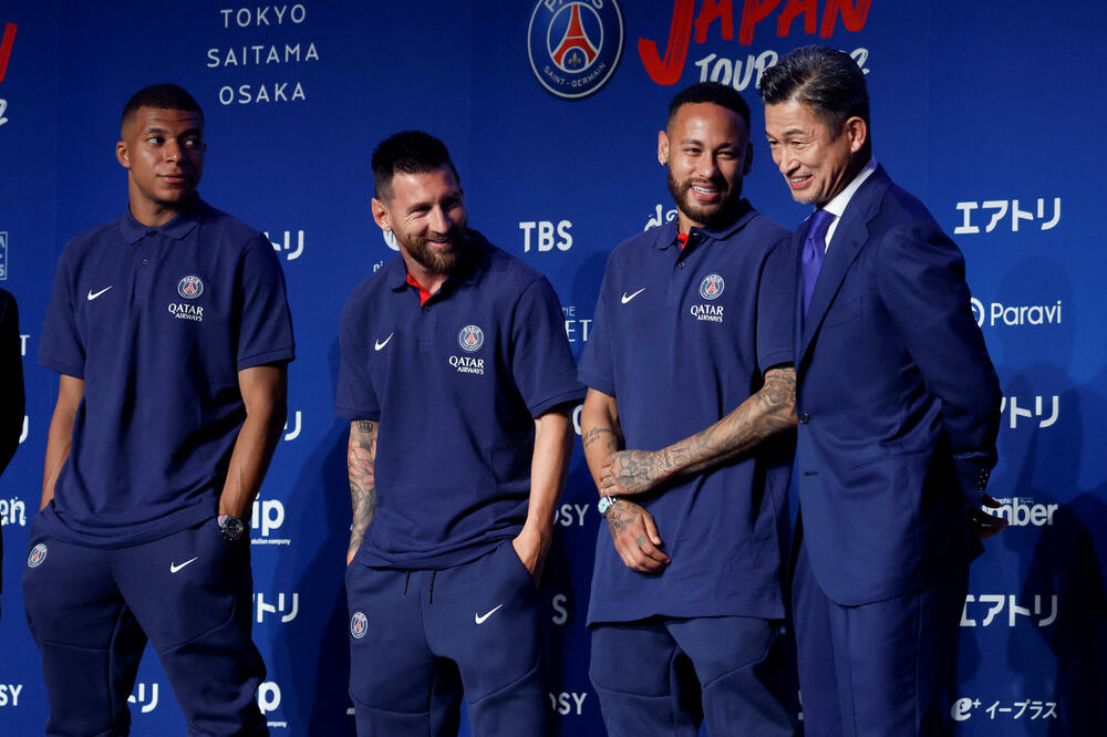 Mbape. Mesi, Nemar sa 55-godišnjim Kazujušijem Mijurom, najstarijim fudbalerom na svijetu, Foto: Reuters