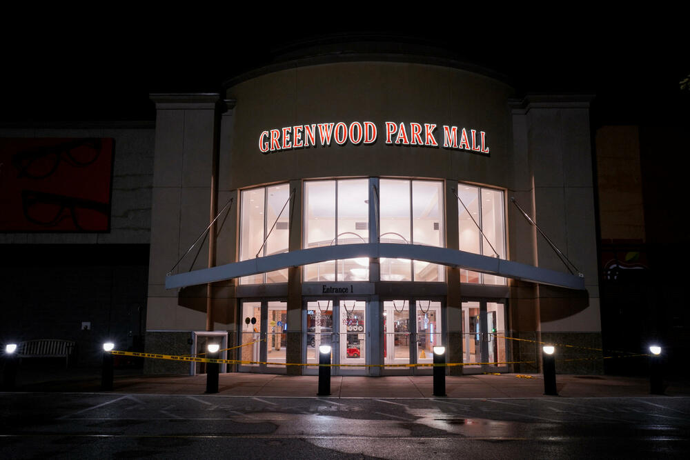 <p>Muškarac je ušao sinoć u tržni centar Grinvud Park sa puškom i počeo da puca u restoranu</p>