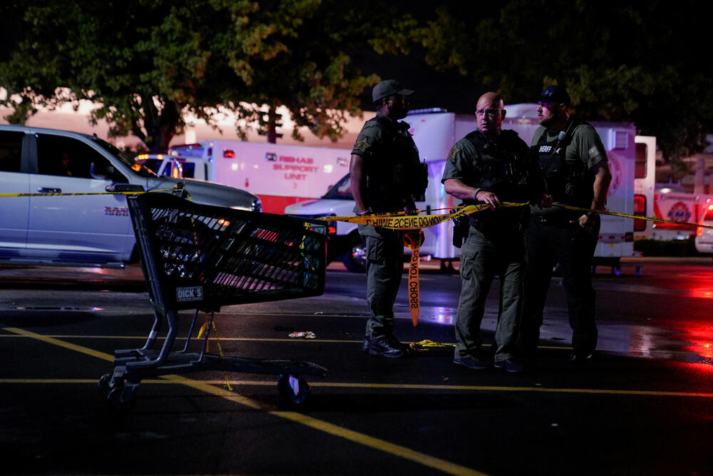 <p>Muškarac je ušao sinoć u tržni centar Grinvud Park sa puškom i počeo da puca u restoranu</p>