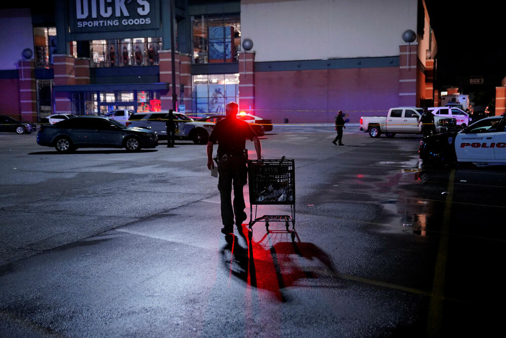 <p>Muškarac je ušao sinoć u tržni centar Grinvud Park sa puškom i počeo da puca u restoranu</p>