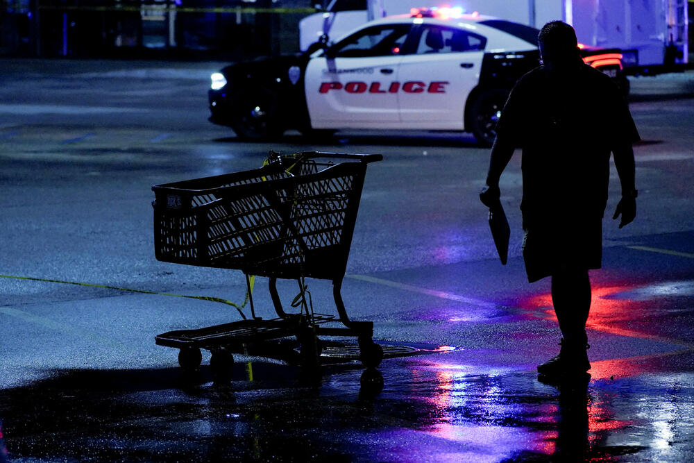 <p>Muškarac je ušao sinoć u tržni centar Grinvud Park sa puškom i počeo da puca u restoranu</p>