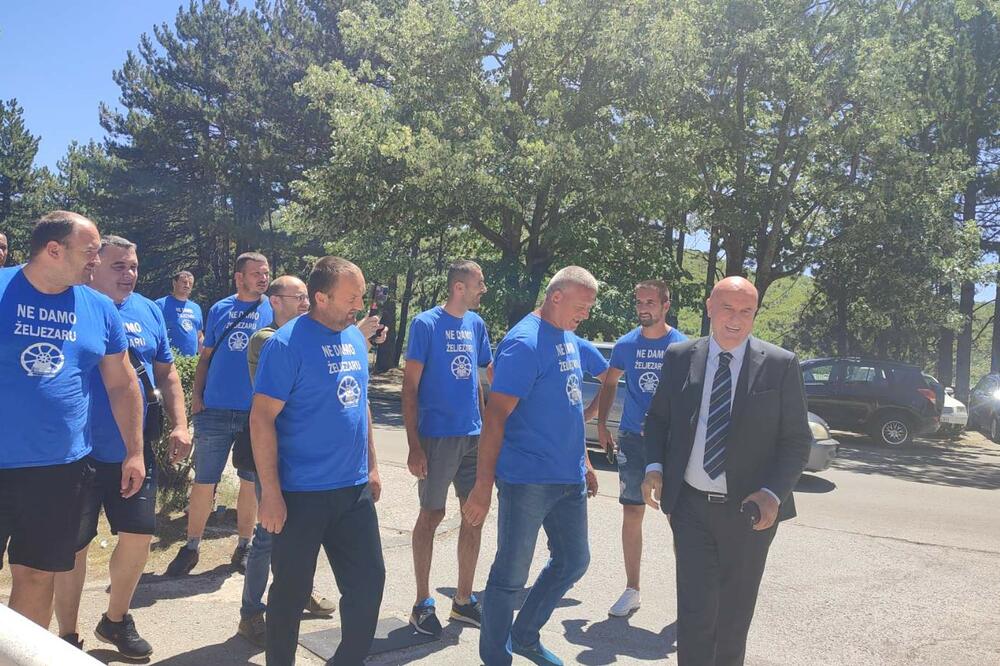 Davidović sa radnicima nikšićke Željezare, Foto: Svetlana Mandić