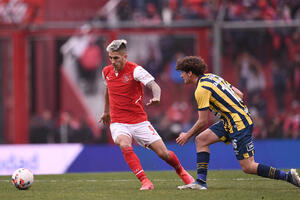 Ludnica argentinskog fudbala: Fernandes pogođen ribom u glavu!