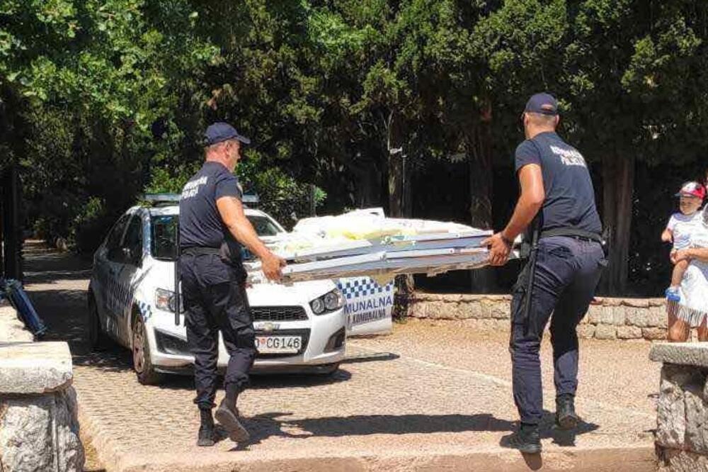 Komunalna policija odnosi ležaljke, Foto: Čitalac Vijesti
