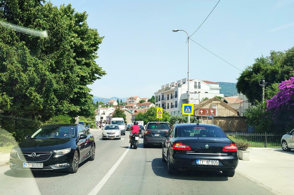 Preticanje kolone na punoj liniji, Foto: Siniša Luković