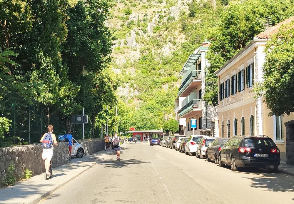 Kreću se ulicama, trotoarima, čak i magistralom